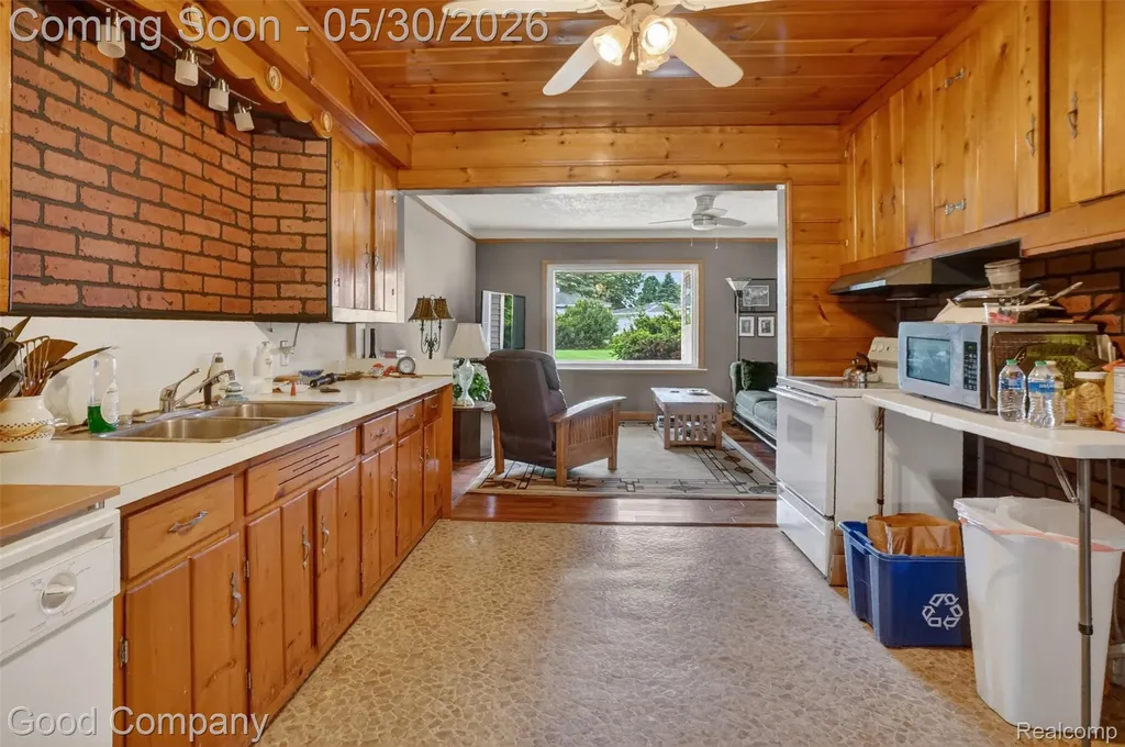 953 Lake Drive Oxford Charter Township MI 48371