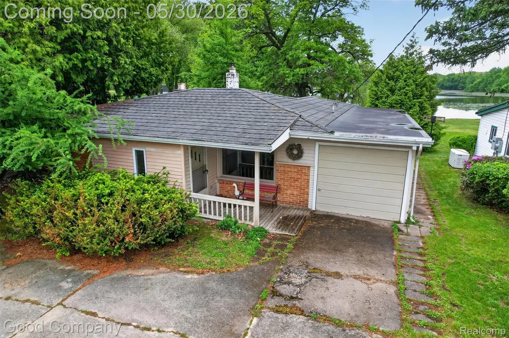 953 Lake Drive Oxford Charter Township MI 48371