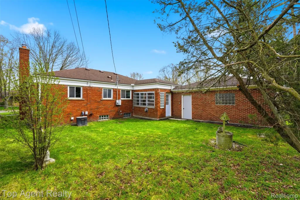 21407 Pallister Street St. Clair Shores City MI 48080