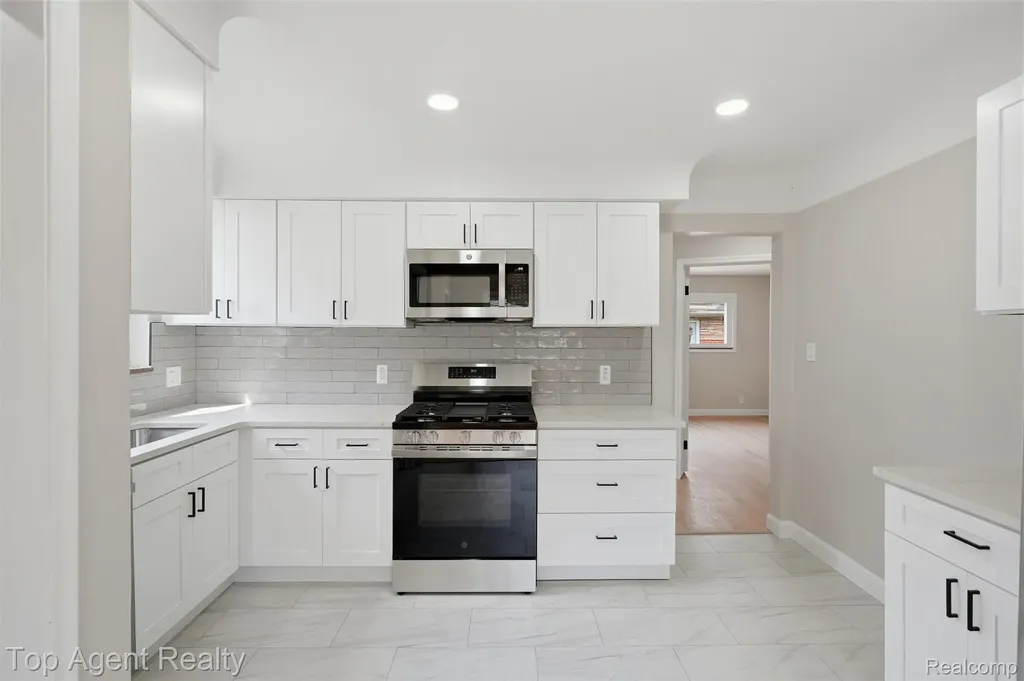21407 Pallister Street St. Clair Shores City MI 48080