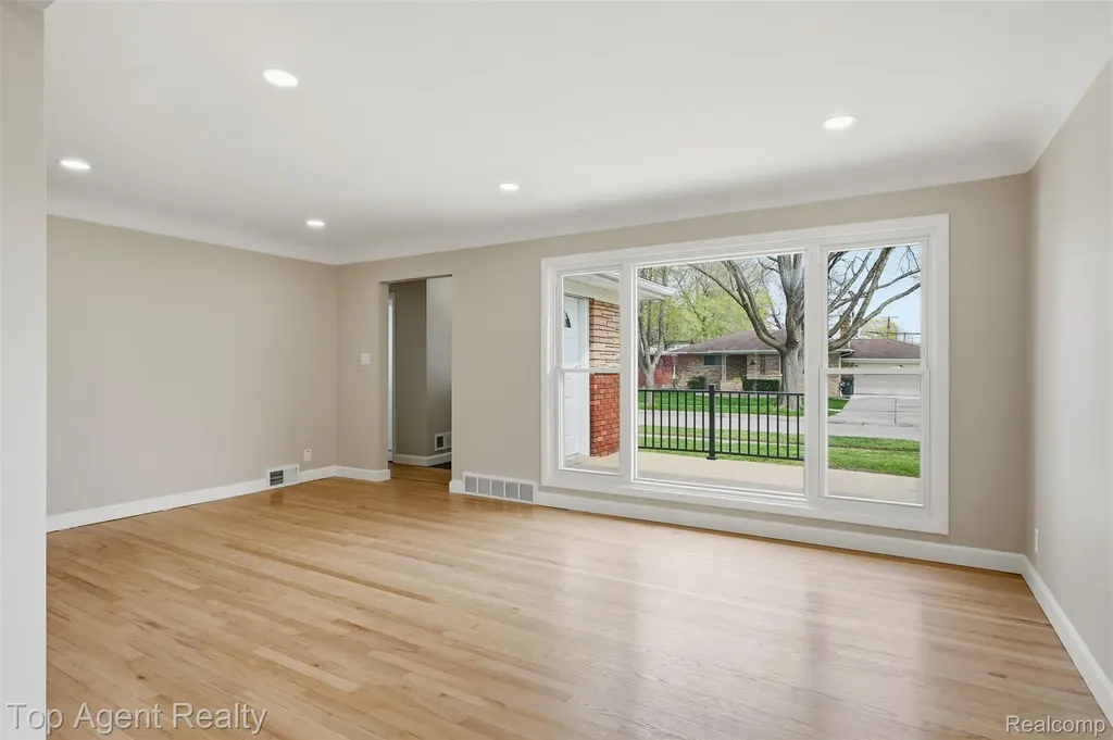 21407 Pallister Street St. Clair Shores City MI 48080