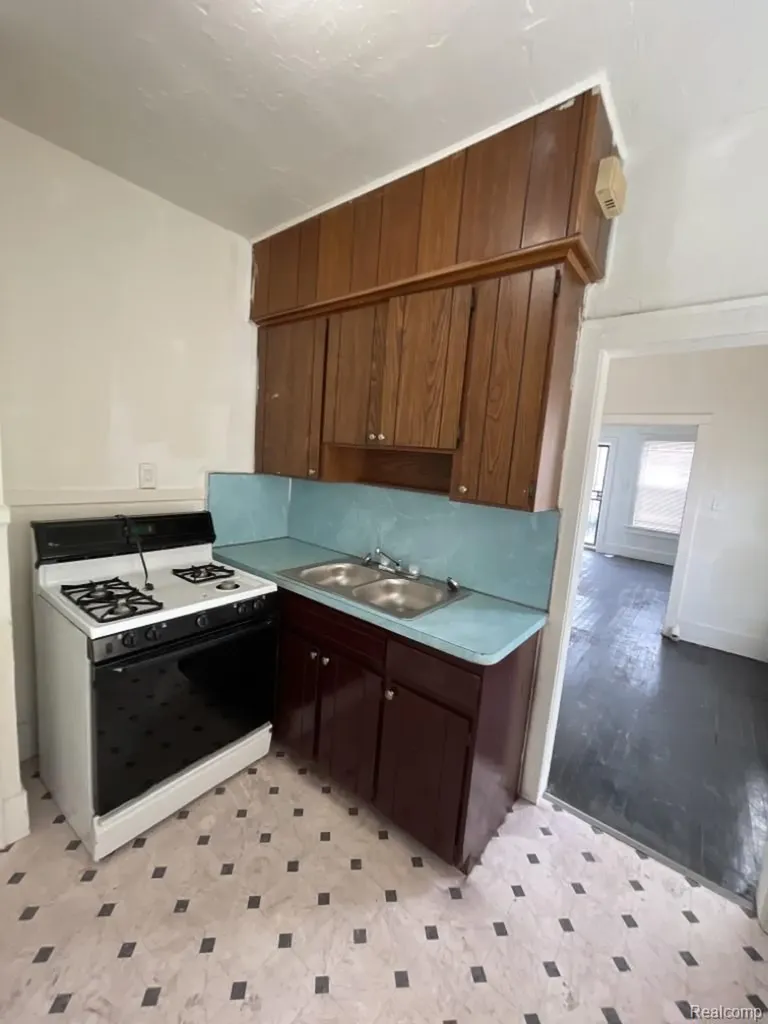 15351 Petoskey Avenue Detroit City MI 48238