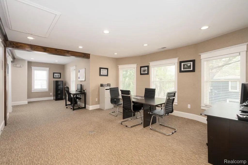 640 W University Drive Rochester City MI 48307