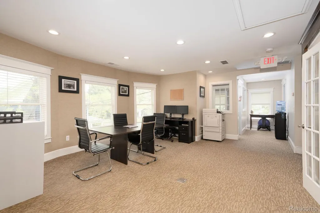 640 W University Drive Rochester City MI 48307