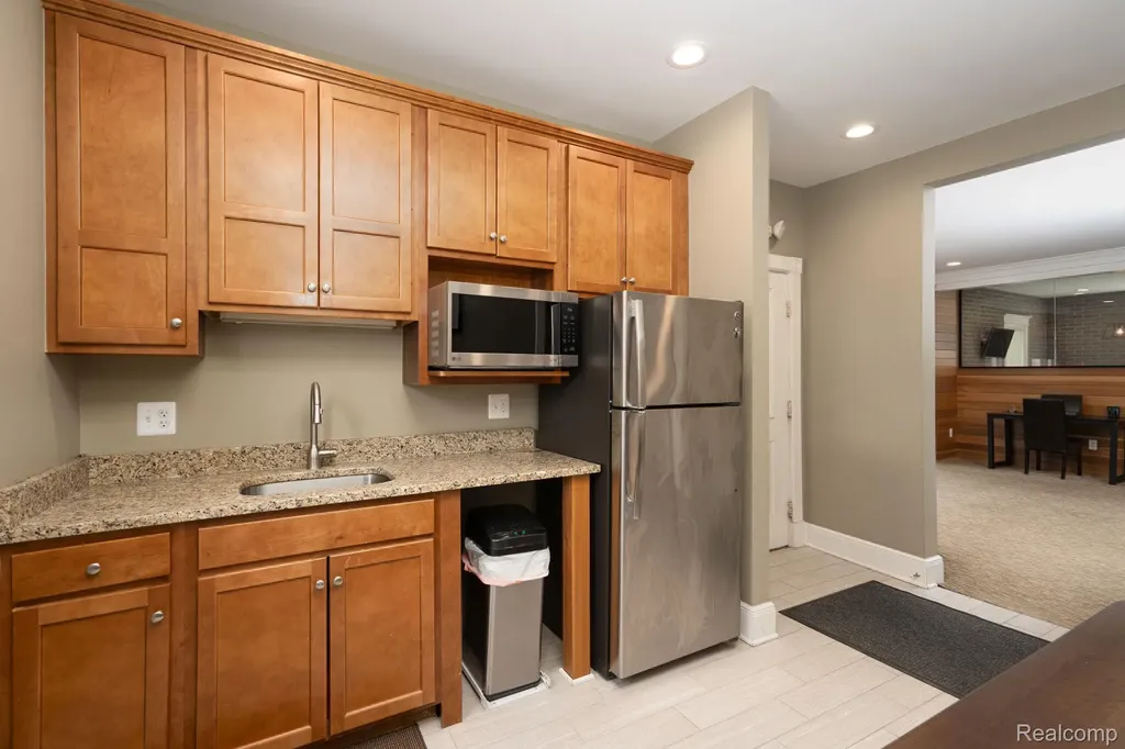 640 W University Drive Rochester City MI 48307