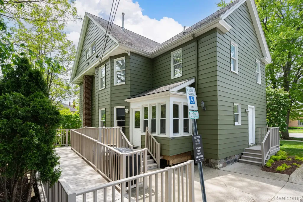 640 W University Drive Rochester City MI 48307