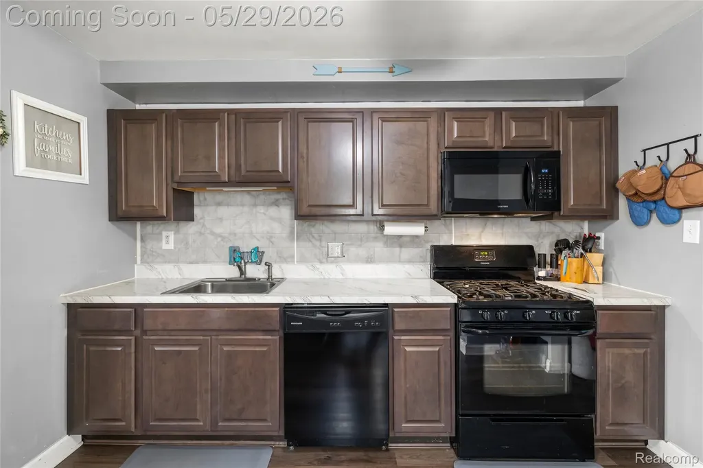 1712 Rose Avenue Lincoln Park City MI 48146