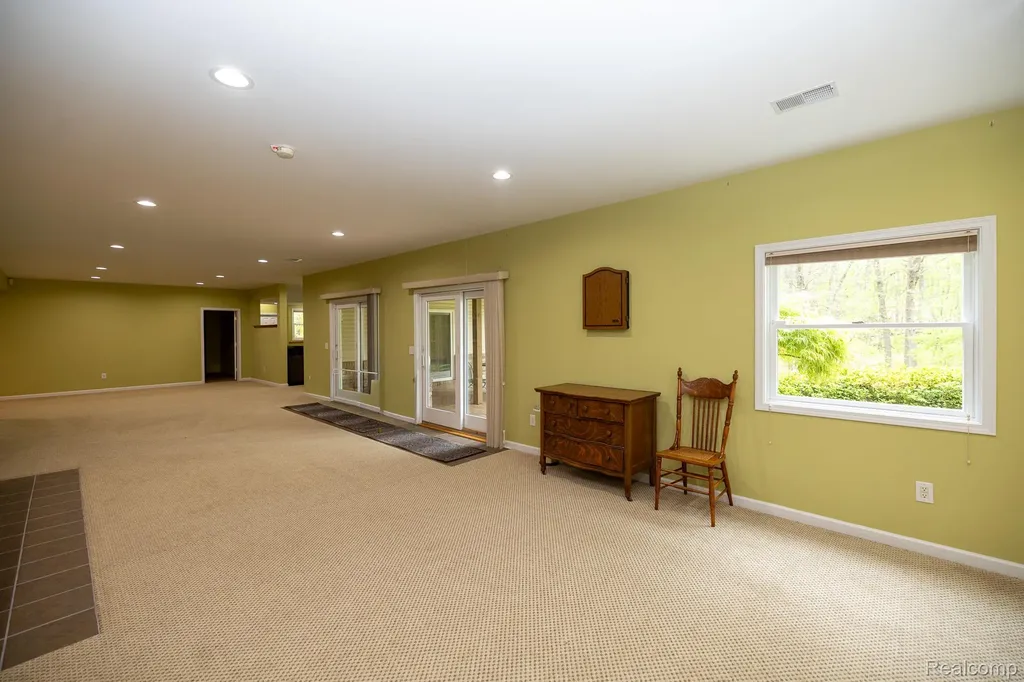 321 Elio Highland Charter Township MI 48357