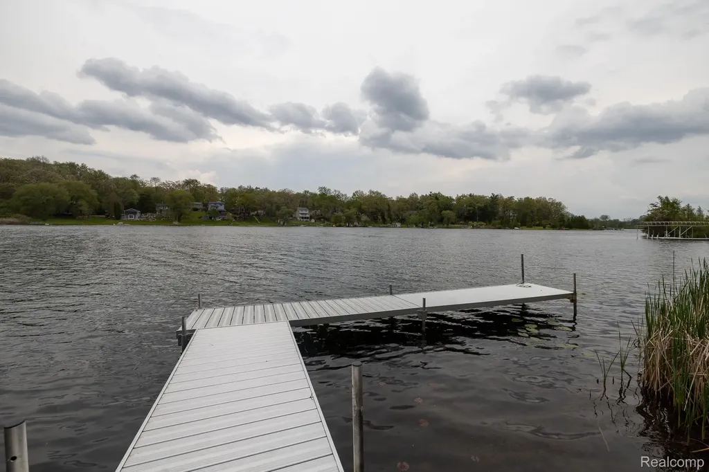 321 Elio Highland Charter Township MI 48357