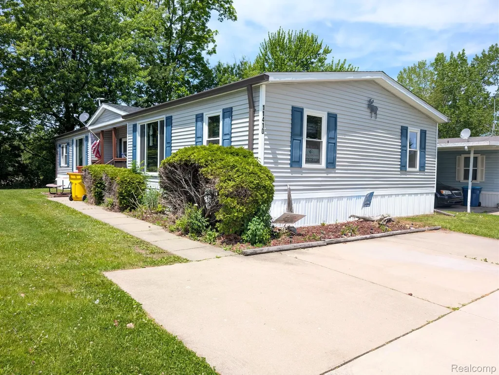 11410 N Lake Drive Fenton City MI 48430