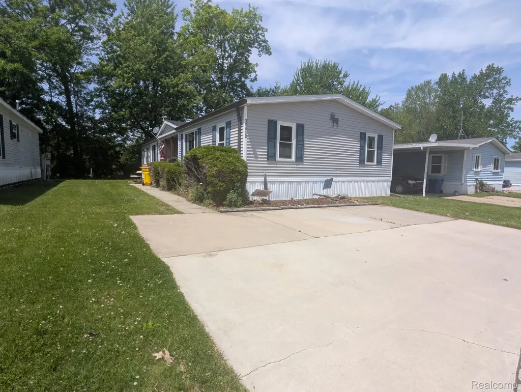 11410 N Lake Drive Fenton City MI 48430