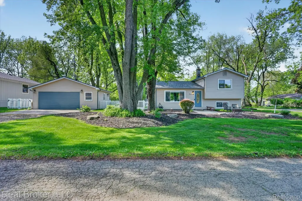 6551 Duffield Street West Bloomfield Charter Township MI 48324
