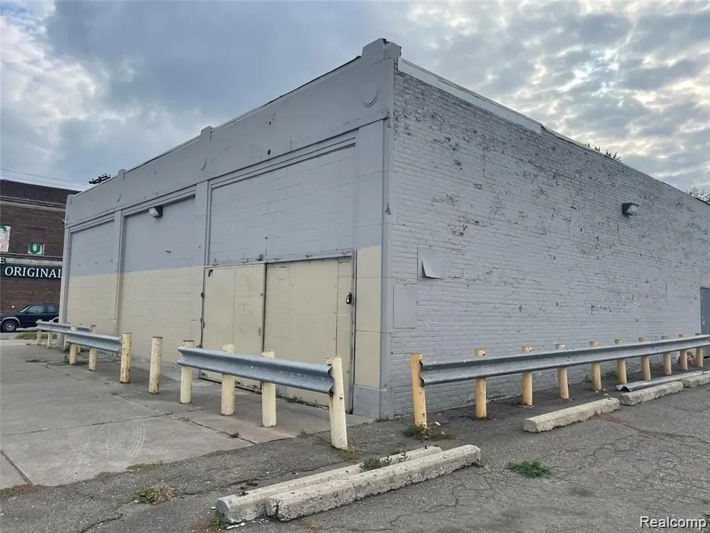 301 S Oakwood Detroit City MI 48217