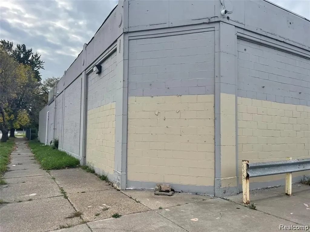 301 S Oakwood Detroit City MI 48217