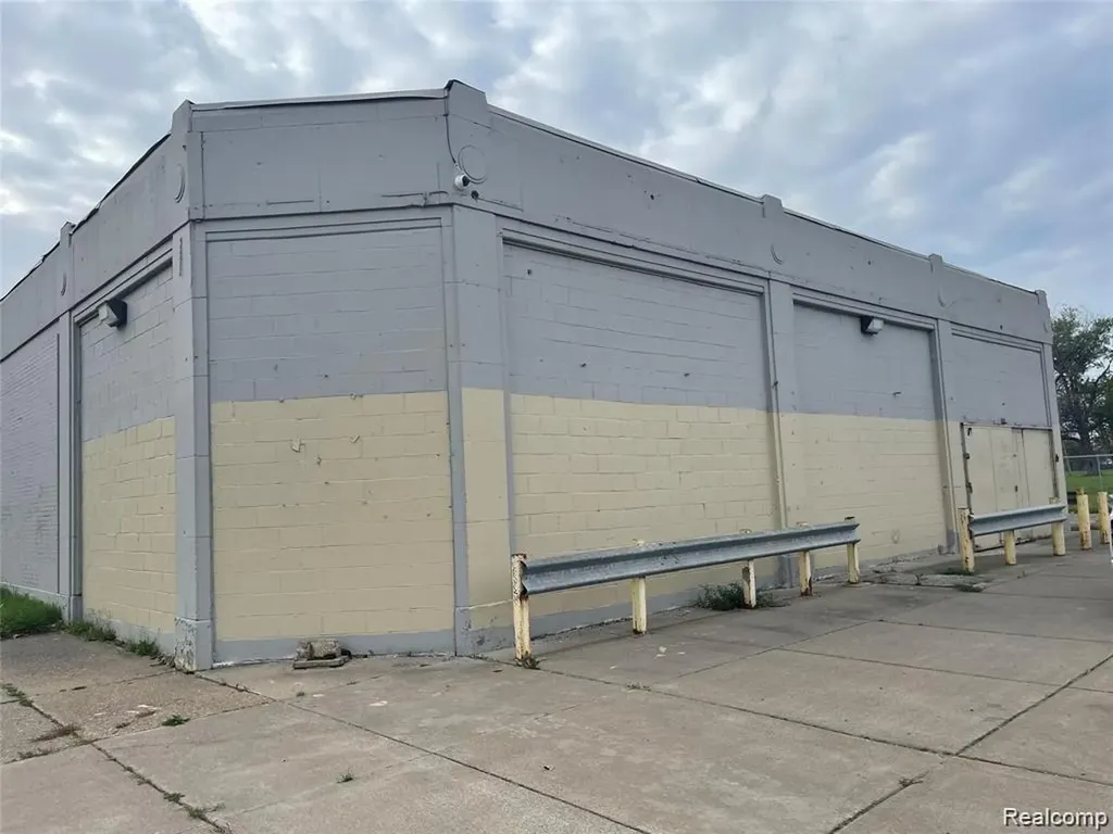 301 S Oakwood Detroit City MI 48217