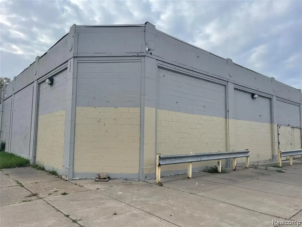 301 S Oakwood Detroit City MI 48217