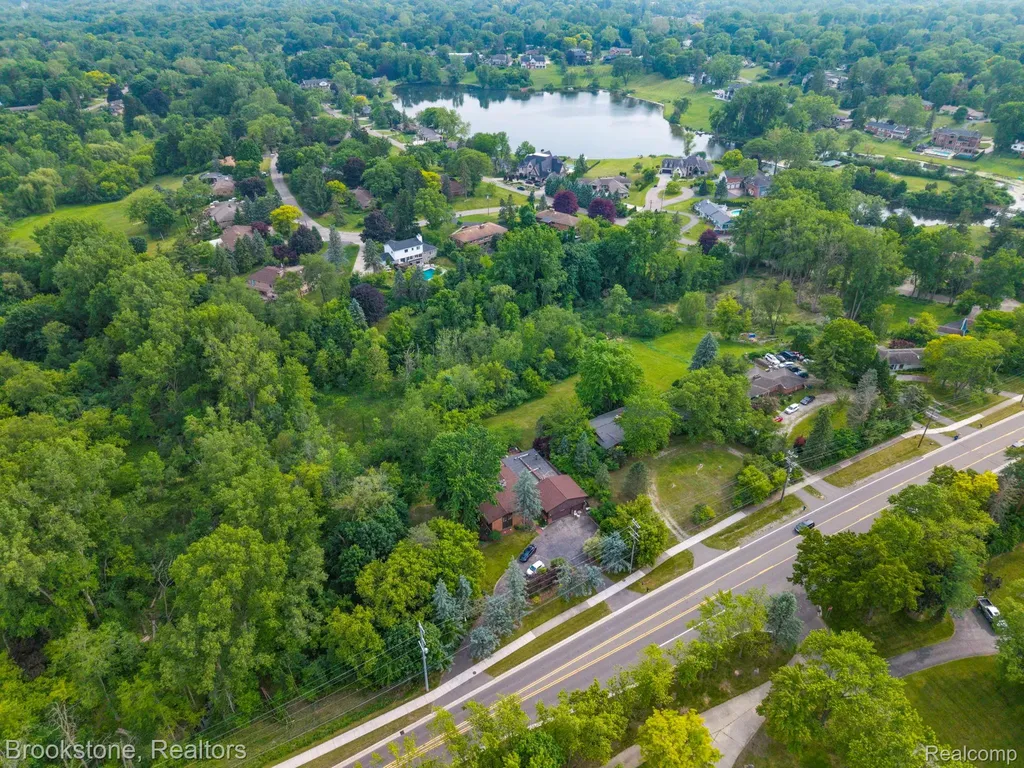 4665 W Maple Road Bloomfield Hills City MI 48301