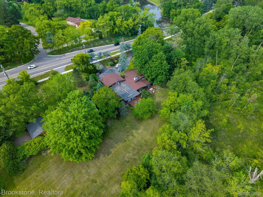 4665 W Maple Road Bloomfield Hills City MI 48301