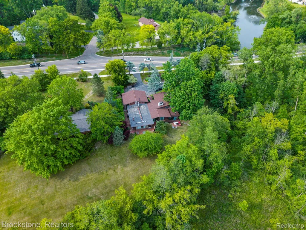 4665 W Maple Road Bloomfield Hills City MI 48301