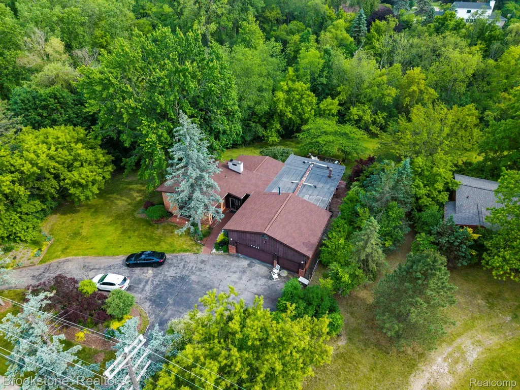 4665 W Maple Road Bloomfield Hills City MI 48301