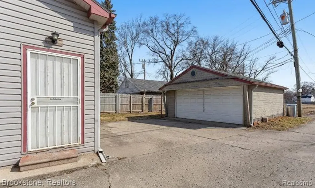 7645 Fisher Avenue Warren City MI 48091