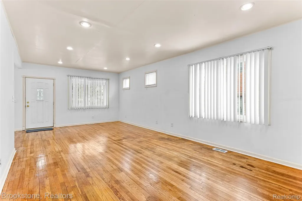 7645 Fisher Avenue Warren City MI 48091