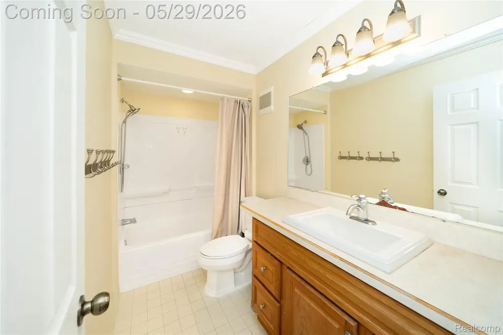 7806 Circle Boulevard West Bloomfield Charter Township MI 48323