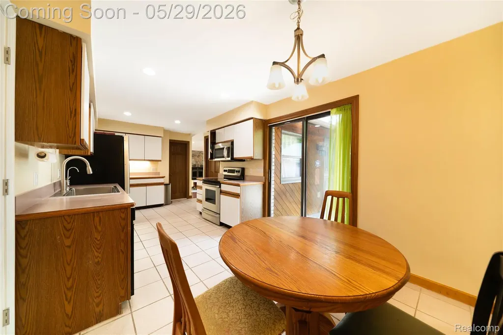 7806 Circle Boulevard West Bloomfield Charter Township MI 48323