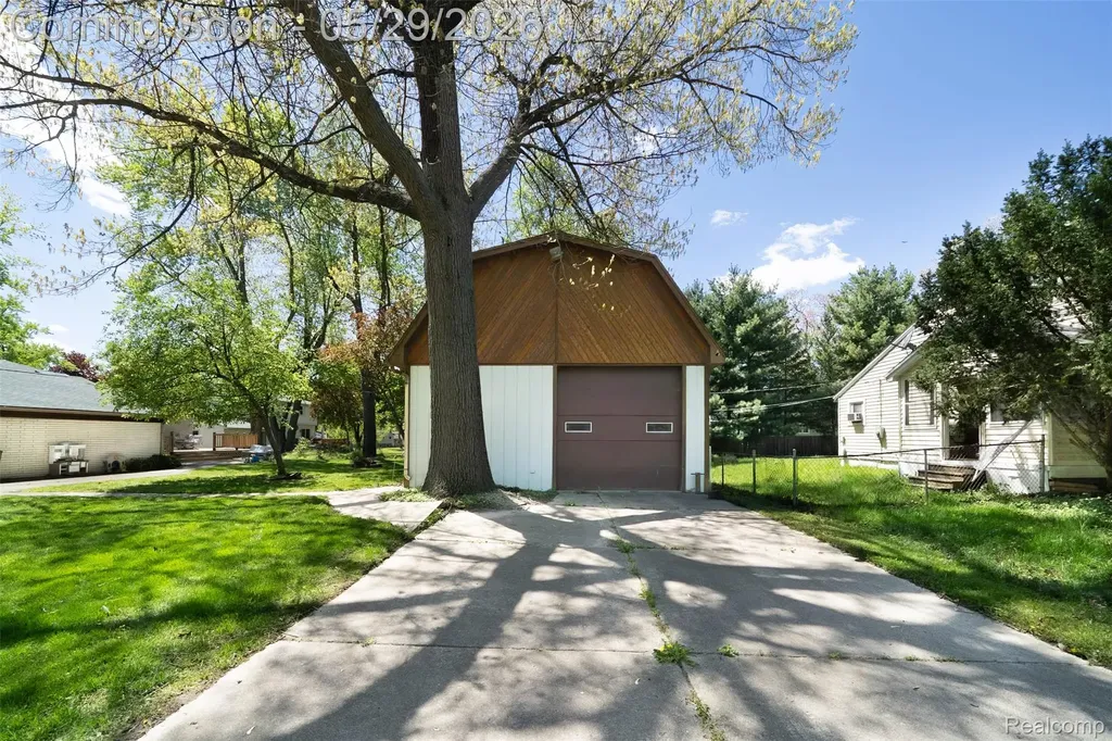 7806 Circle Boulevard West Bloomfield Charter Township MI 48323