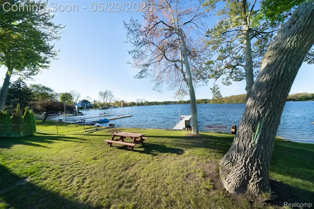 7806 Circle Boulevard West Bloomfield Charter Township MI 48323