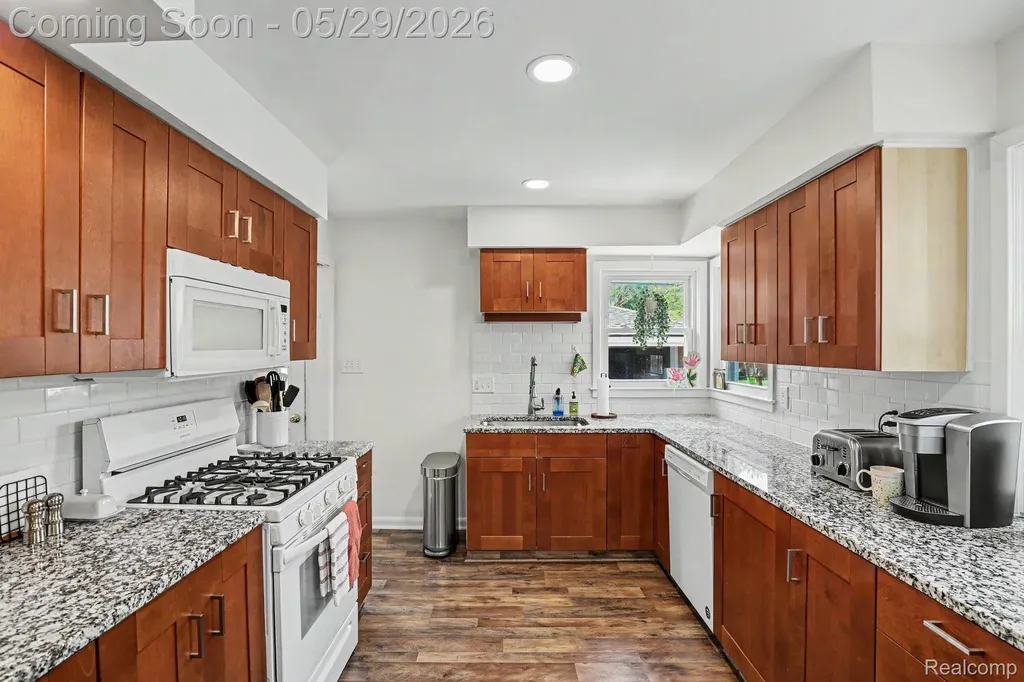 332 E Parker Avenue Madison Heights City MI 48071