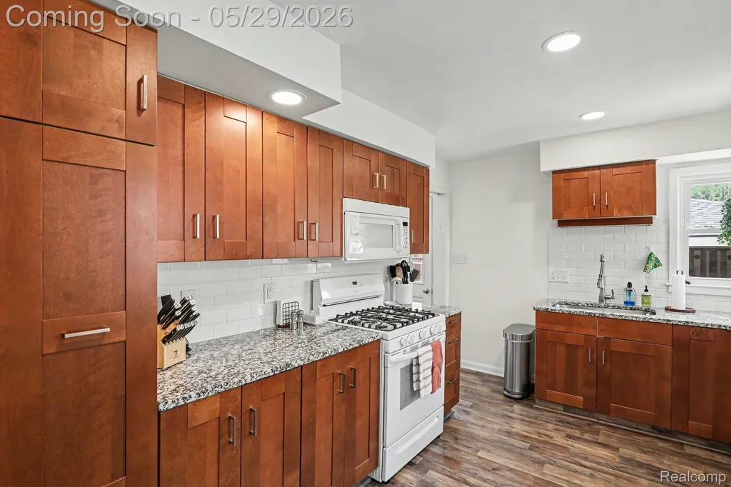 332 E Parker Avenue Madison Heights City MI 48071