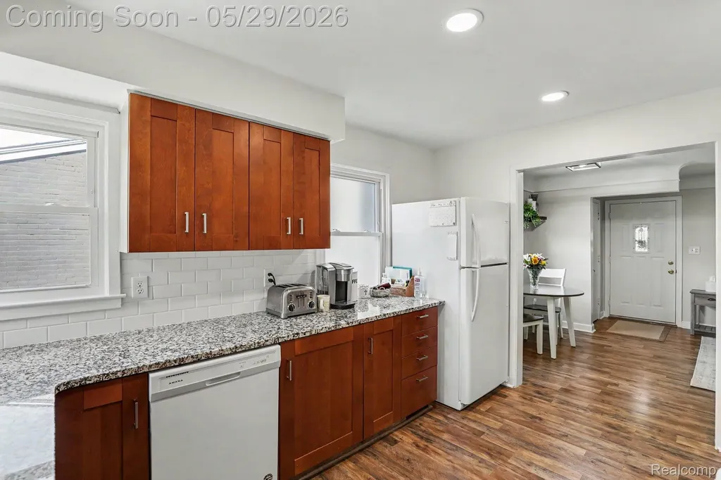 332 E Parker Avenue Madison Heights City MI 48071