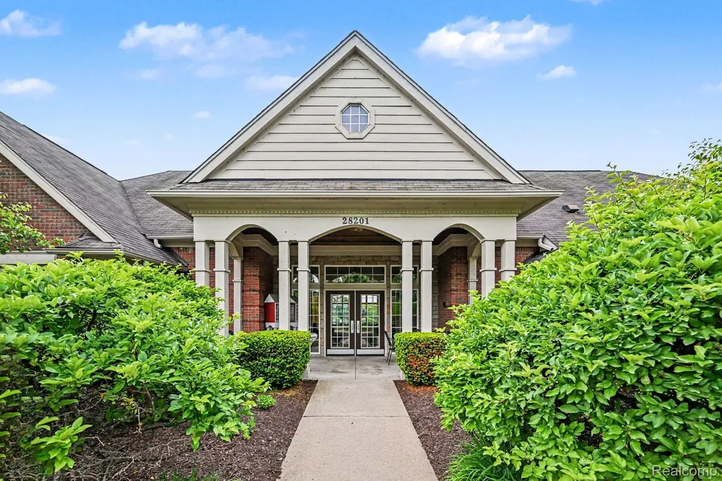 28614 Cottage Lane Lyon Charter Township MI 48165