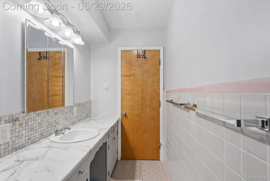 18405 Westland Avenue Southfield City MI 48075