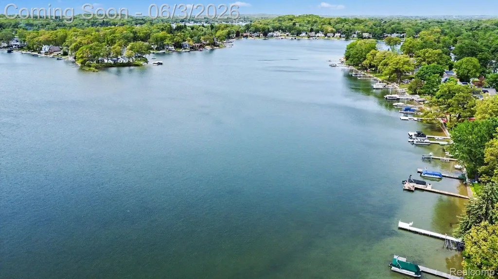 2512 Grandview Boulevard Waterford Charter Township MI 48329