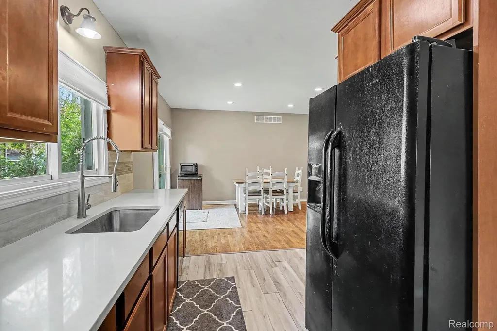 2512 Grandview Boulevard Waterford Charter Township MI 48329