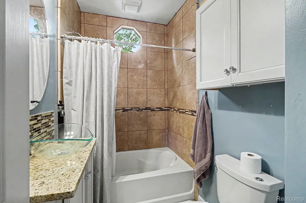 2512 Grandview Boulevard Waterford Charter Township MI 48329