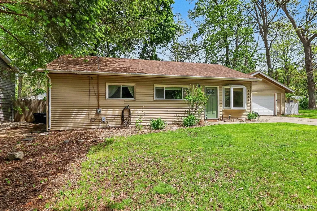2512 Grandview Boulevard Waterford Charter Township MI 48329