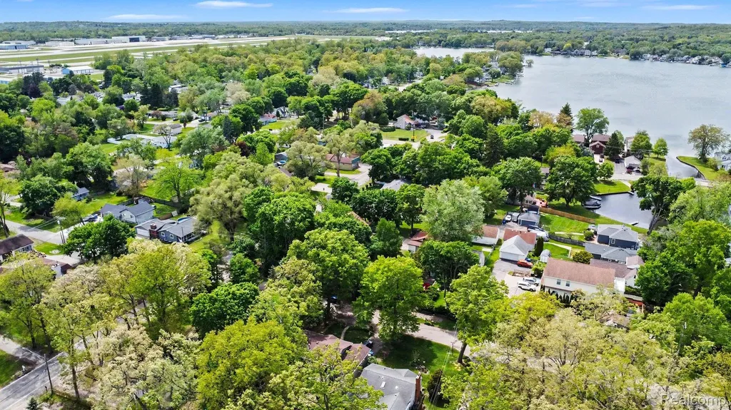 2512 Grandview Boulevard Waterford Charter Township MI 48329