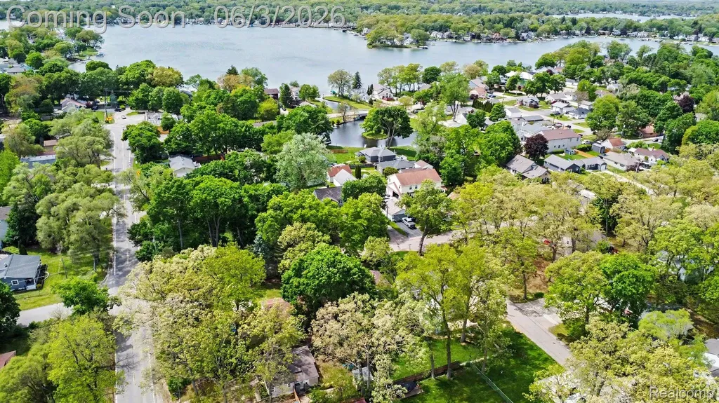 2512 Grandview Boulevard Waterford Charter Township MI 48329