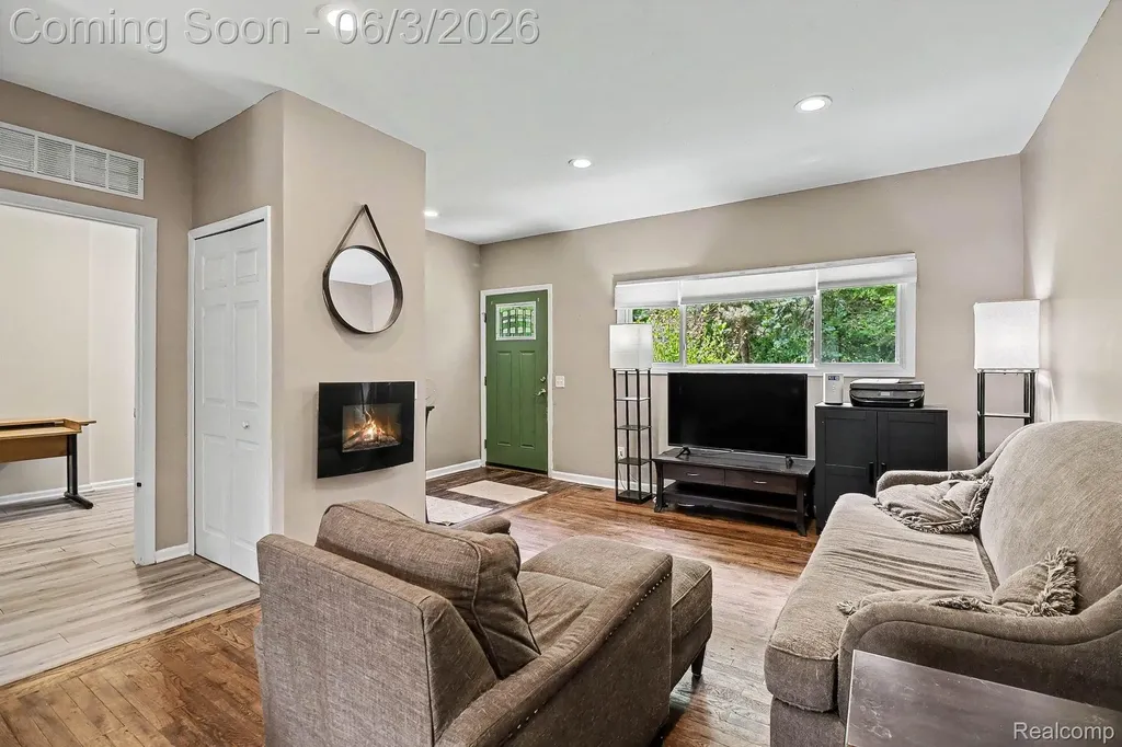 2512 Grandview Boulevard Waterford Charter Township MI 48329
