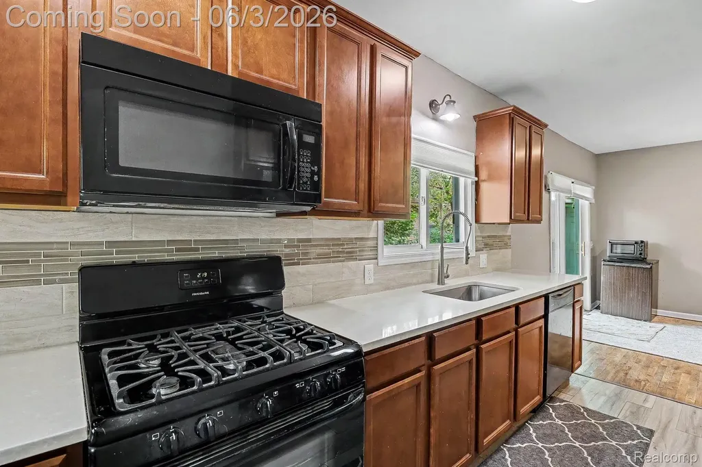 2512 Grandview Boulevard Waterford Charter Township MI 48329