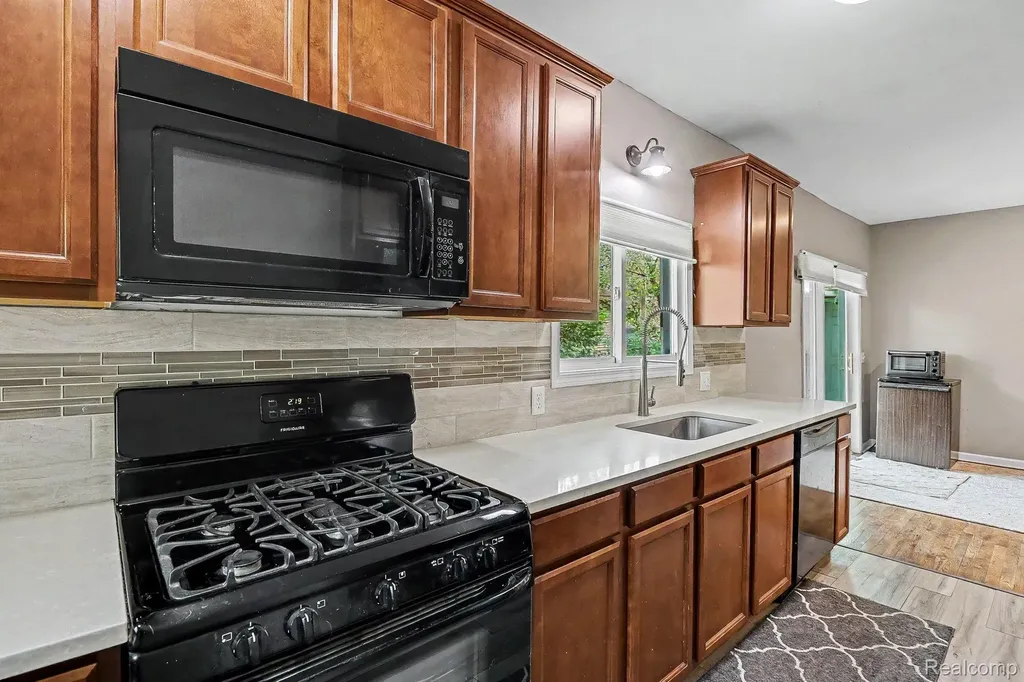 2512 Grandview Boulevard Waterford Charter Township MI 48329