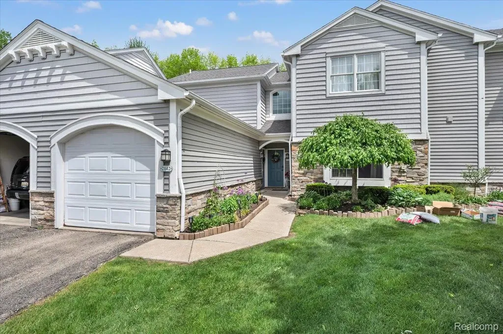 2142 Carriage Hill Circle Lapeer City MI 48446