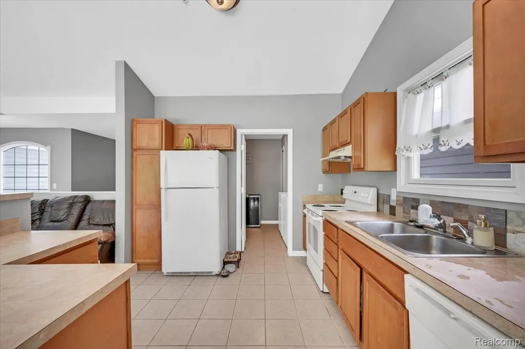 2142 Carriage Hill Circle Lapeer City MI 48446