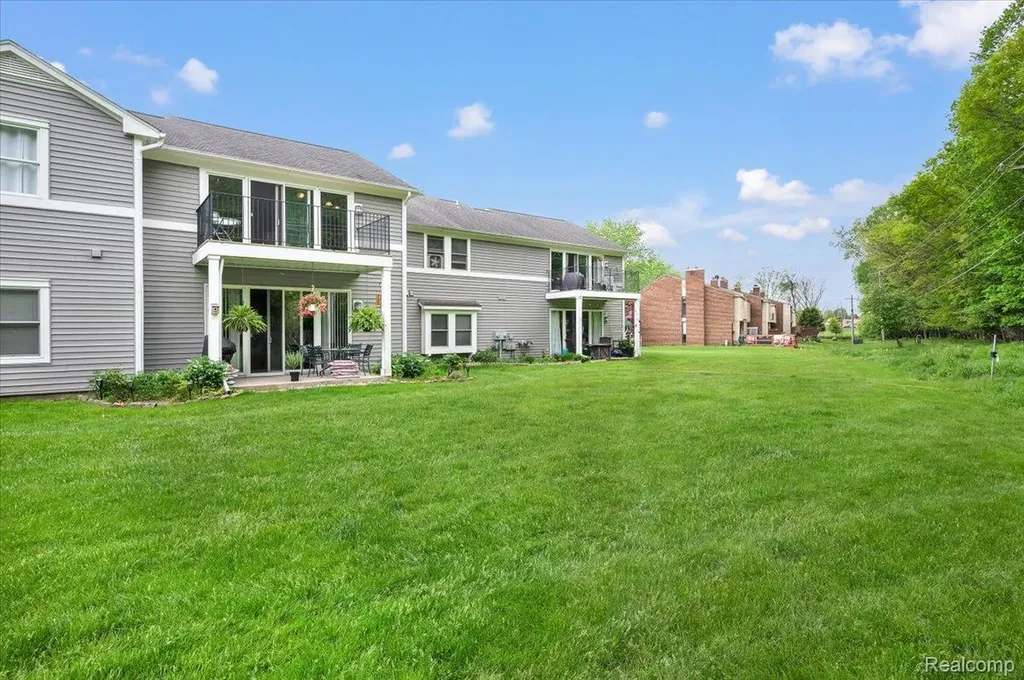 2142 Carriage Hill Circle Lapeer City MI 48446