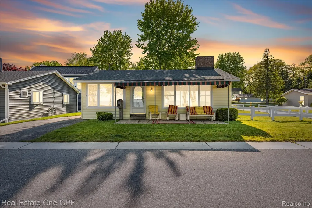5871 Manor Drive Fort Gratiot Charter Township MI 48059