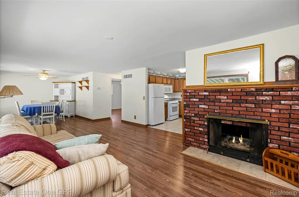 5871 Manor Drive Fort Gratiot Charter Township MI 48059