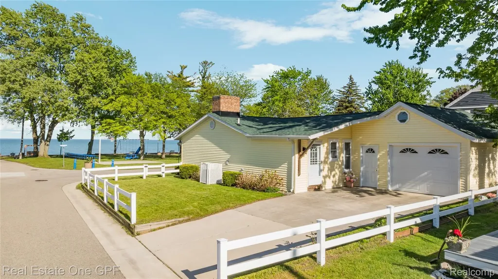 5871 Manor Drive Fort Gratiot Charter Township MI 48059